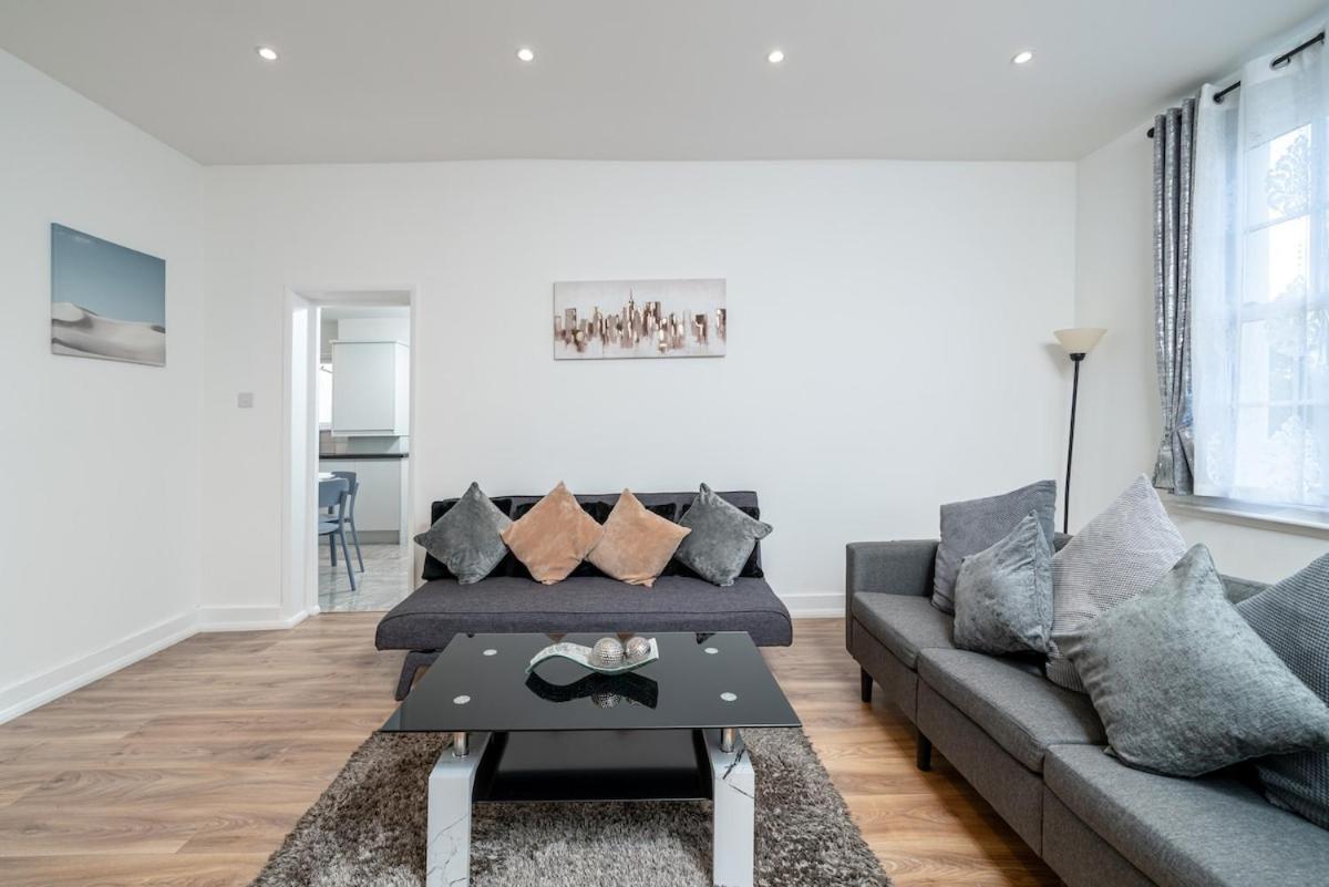 Family Near 02 Arena, Excel Centre With Parking